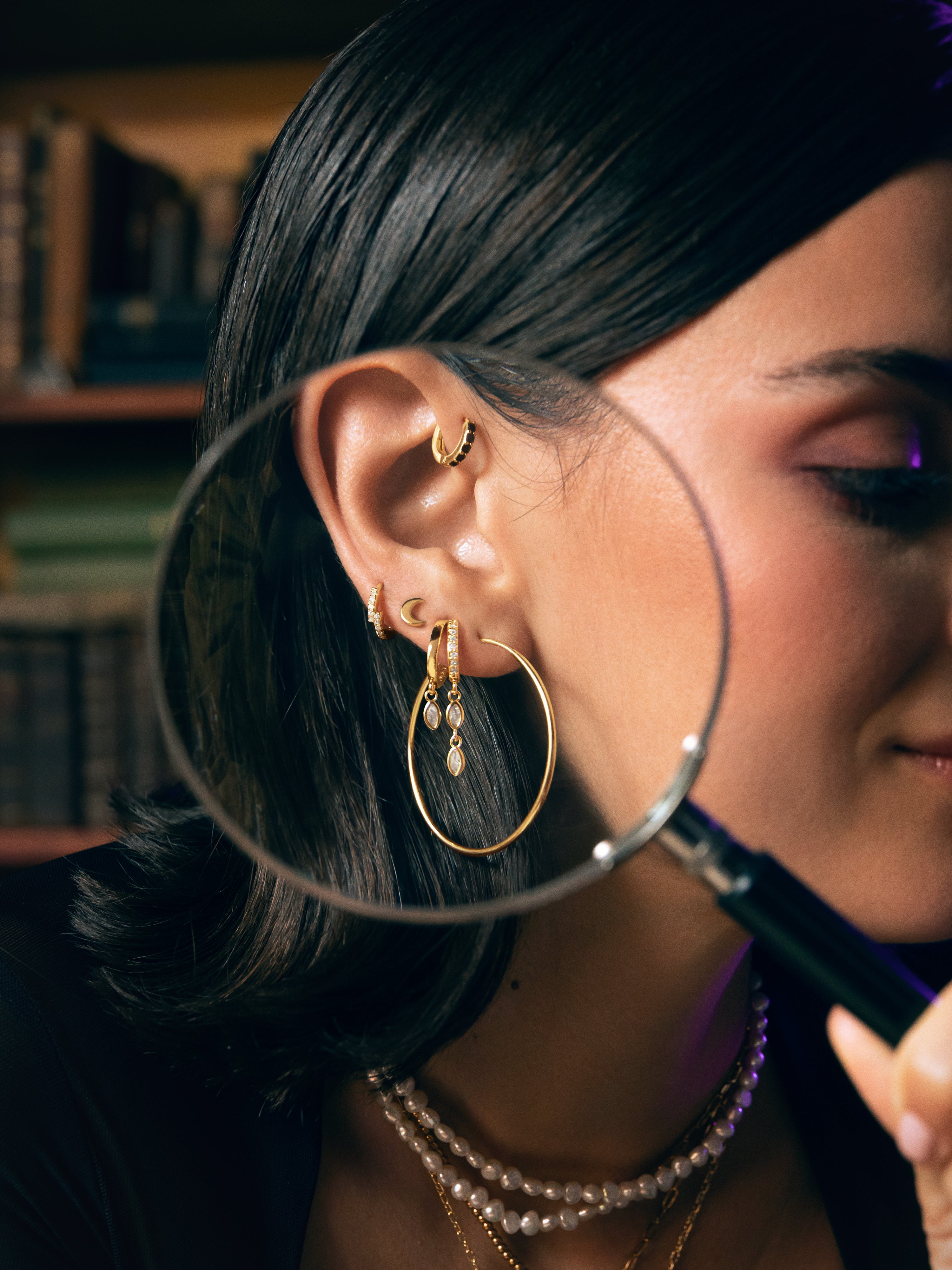 Single Hoop Earring Cleo M Black Gold Plated