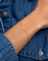 Pulsera Single Letter Acero Baño Oro - puesto en modelo