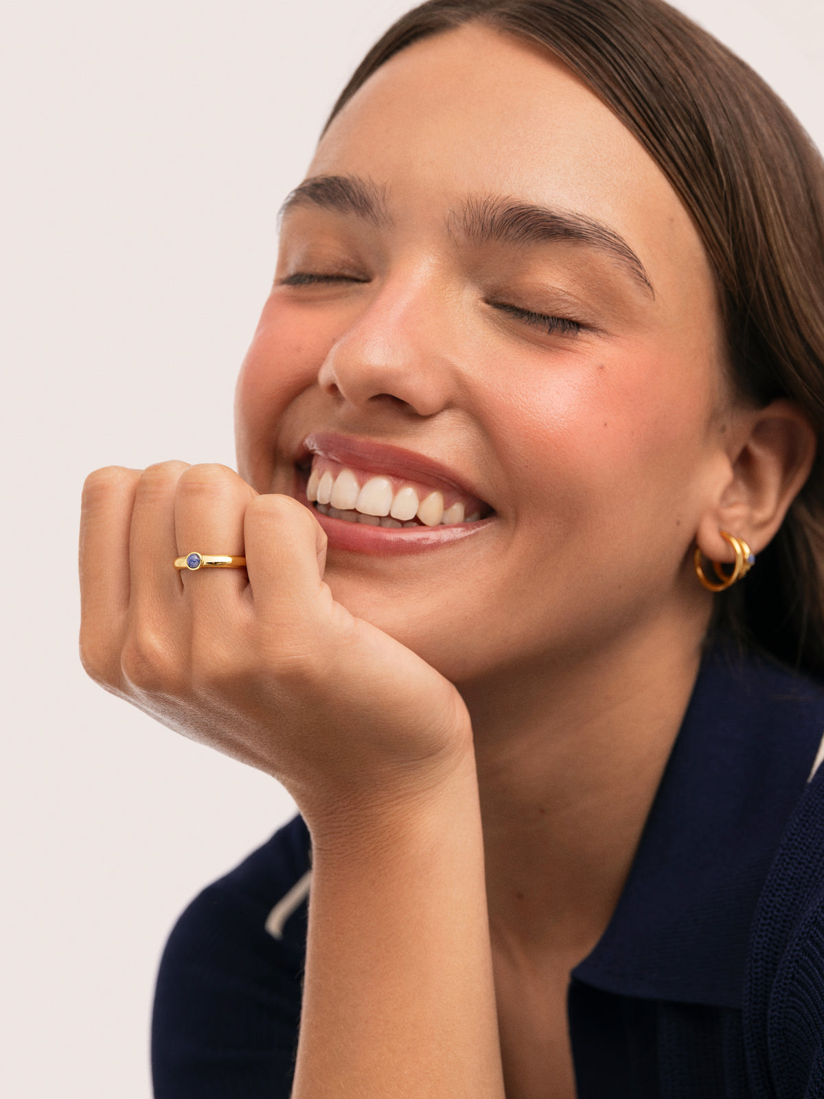 Alma Kyanite Gold-Plated Ring - puesto en modelo