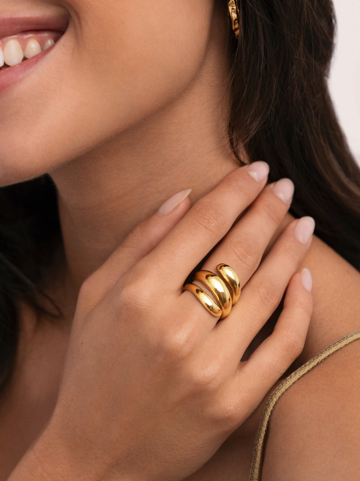 Loop Ring Gold-Plated Steel - puesto en modelo