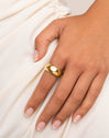 Curve Rainbow Steel Gold-Plated Ring - puesto en modelo
