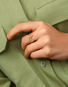 Anillo Double Peak Acero Baño Oro - puesto en modelo