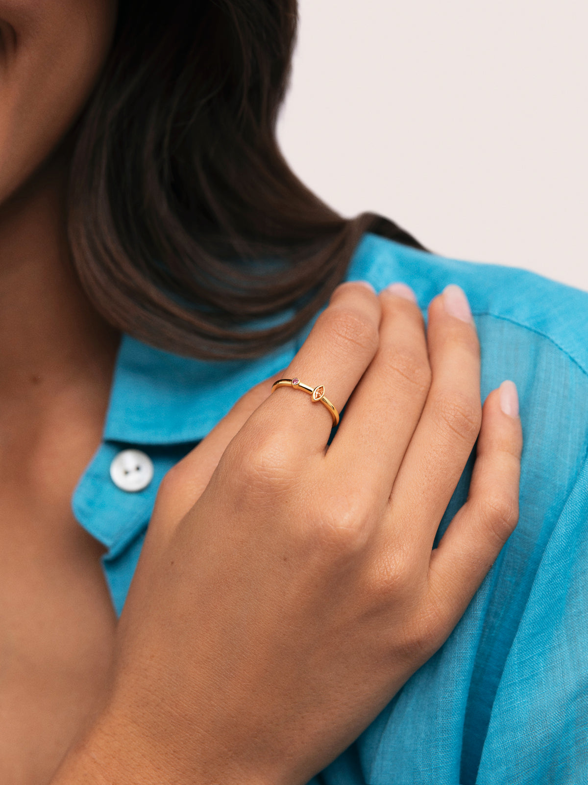 Anillo Leonor Calid Baño Oro - puesto en modelo