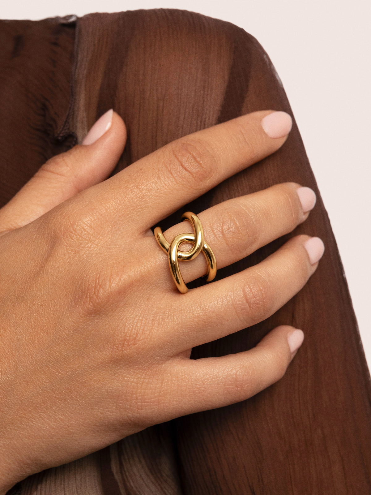 Anillo One Link Acero Baño Oro - puesto en modelo