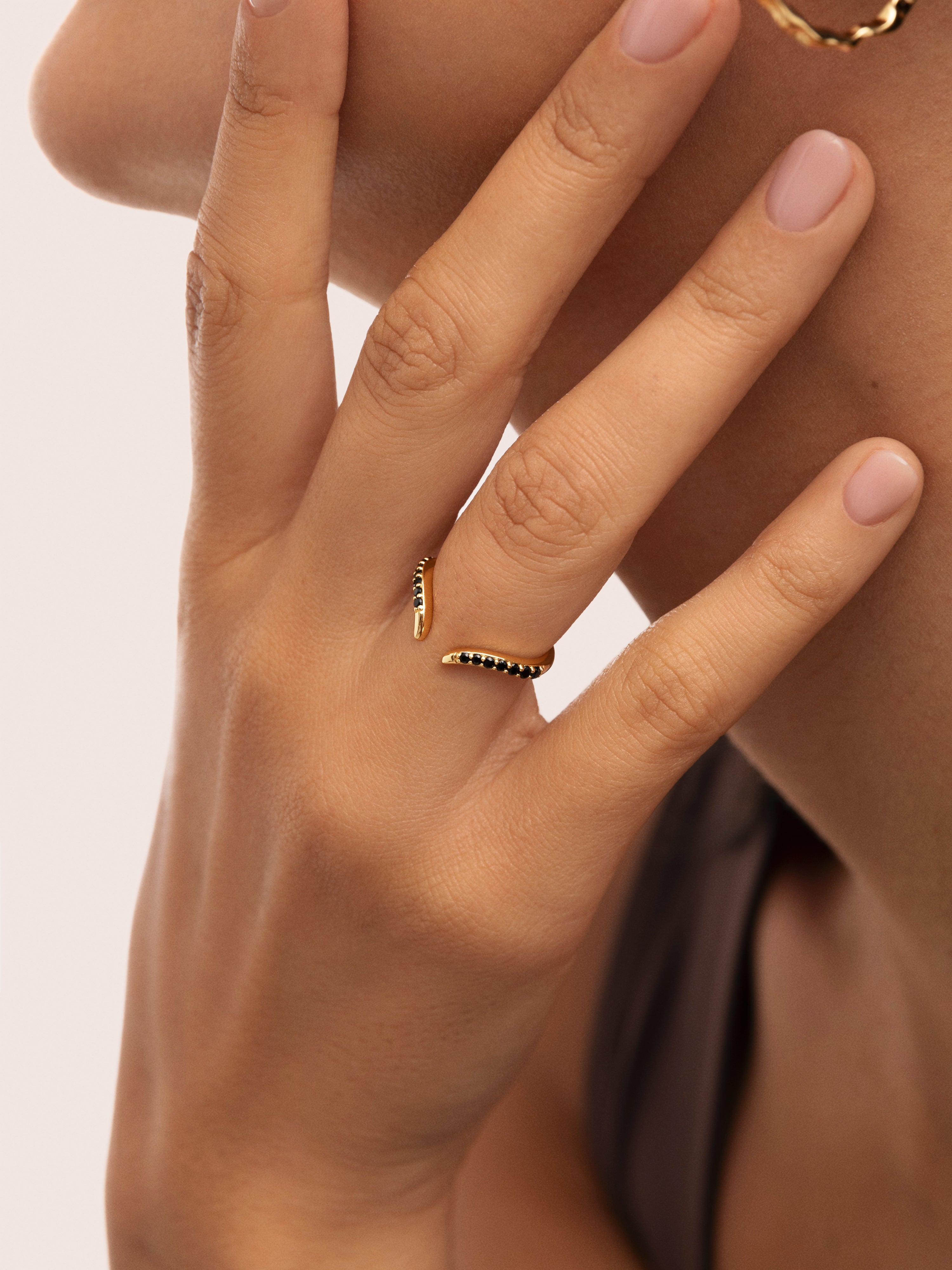 Anillo Peak Scarlett Black Plata Baño Oro