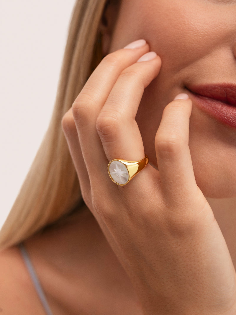 Anillo Rosa de Los Vientos Nácar Baño Oro