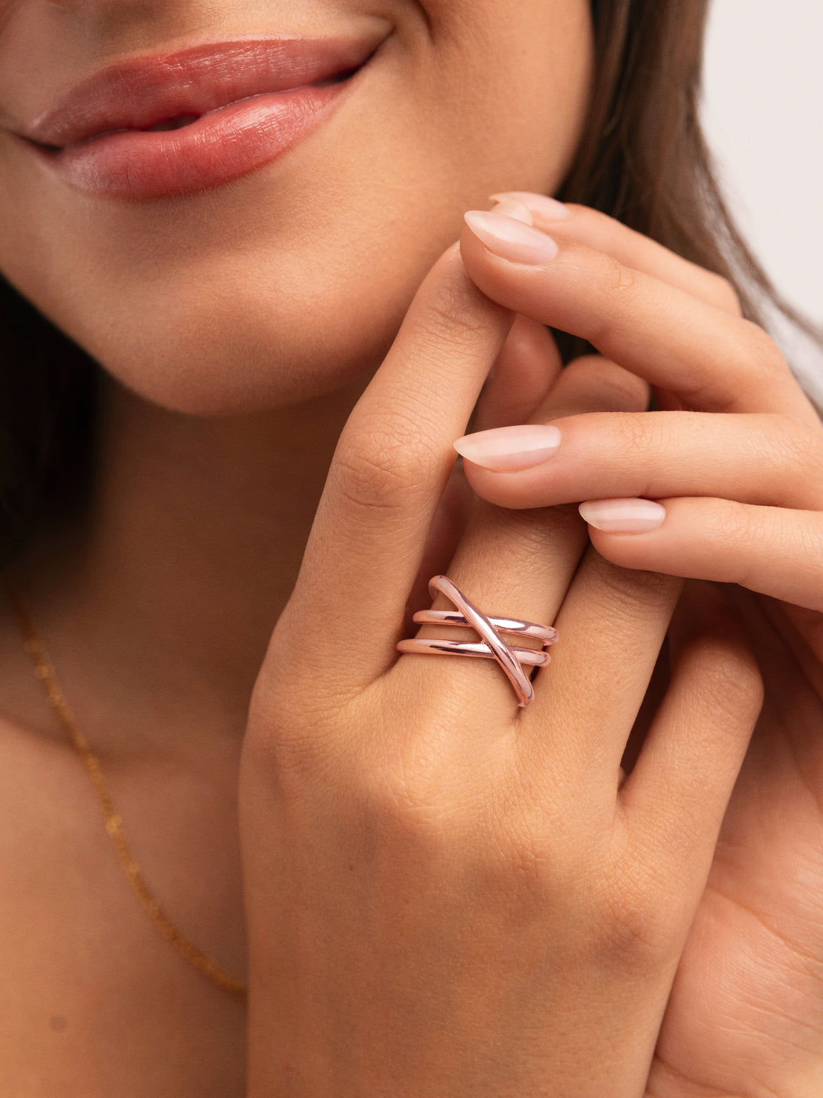 Anillo Trinity Acero Baño Oro Rosa - puesto en modelo