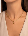 Charm Simple Paw Baño Oro - puesto en modelo