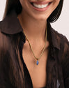 Alma Kyanite Steel Gold-Plated Necklace - puesto en modelo