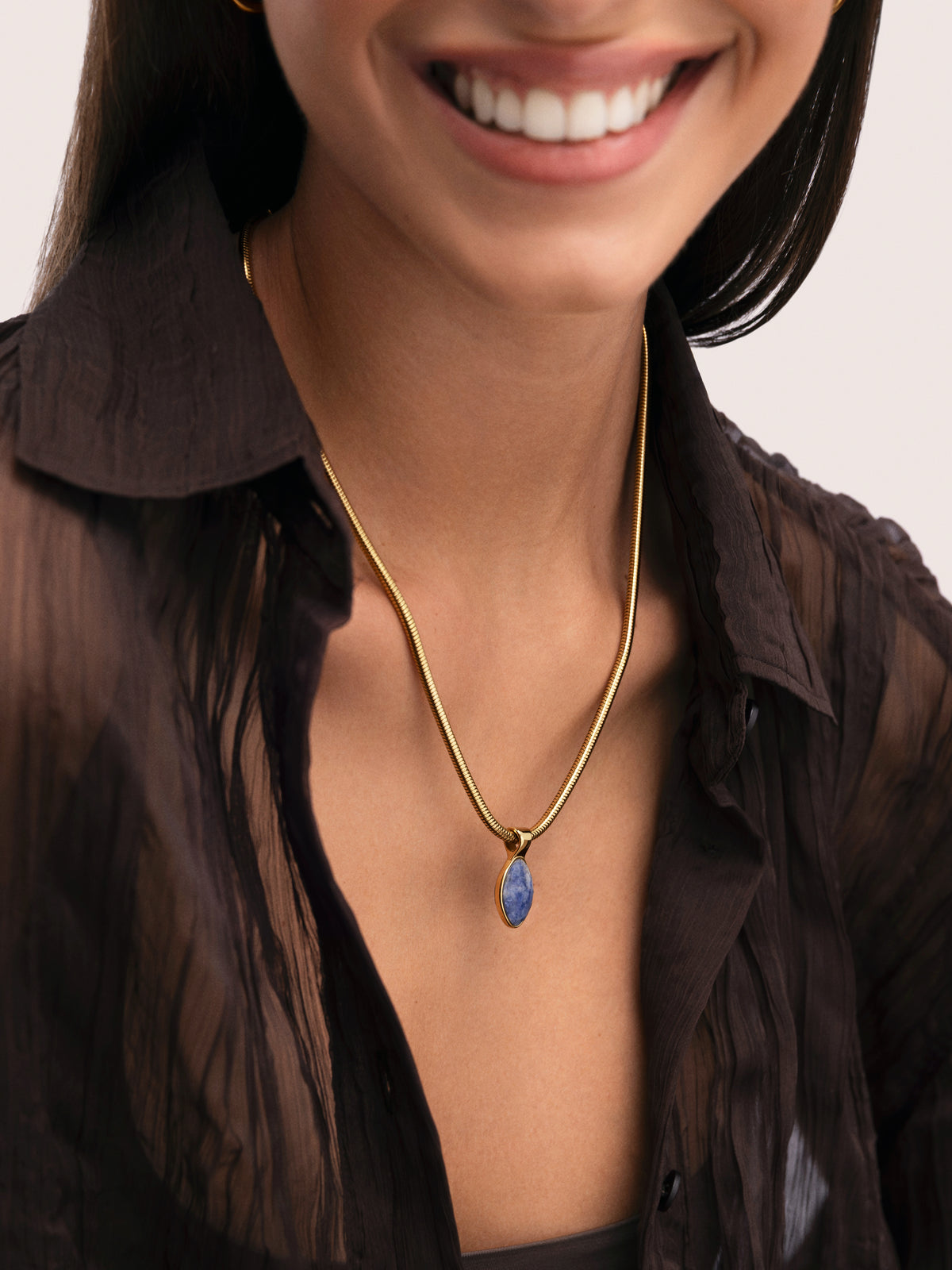 Alma Kyanite Steel Gold-Plated Necklace - puesto en modelo