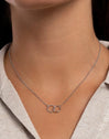 Collar Circles Twist Acero - puesto en modelo