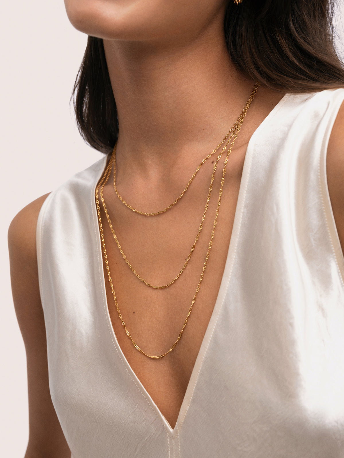 Collar Cleopatra Mini Twist Acero Baño Oro - puesto en modelo