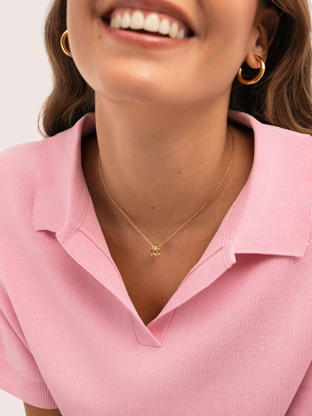 Alma Family Gold-Plated Necklace - puesto en modelo
