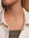 Collar Mini Spark Drop Baño Oro - puesto en modelo