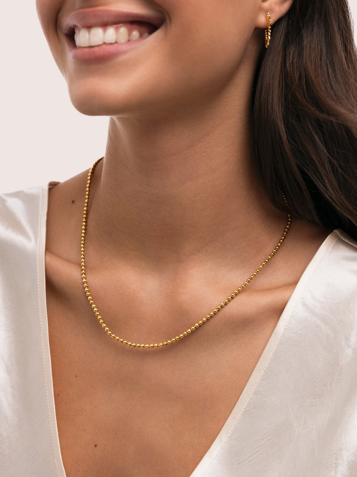 Collar Rosario Acero Baño Oro - puesto en modelo