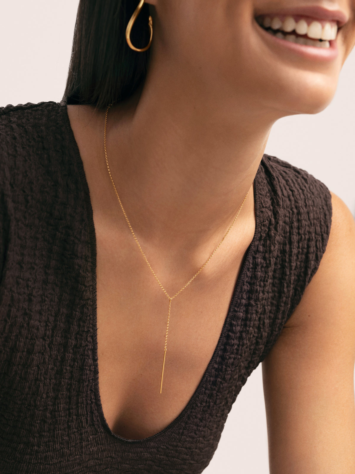 Steel Stick Y Necklace, Gold-Plated - puesto en modelo
