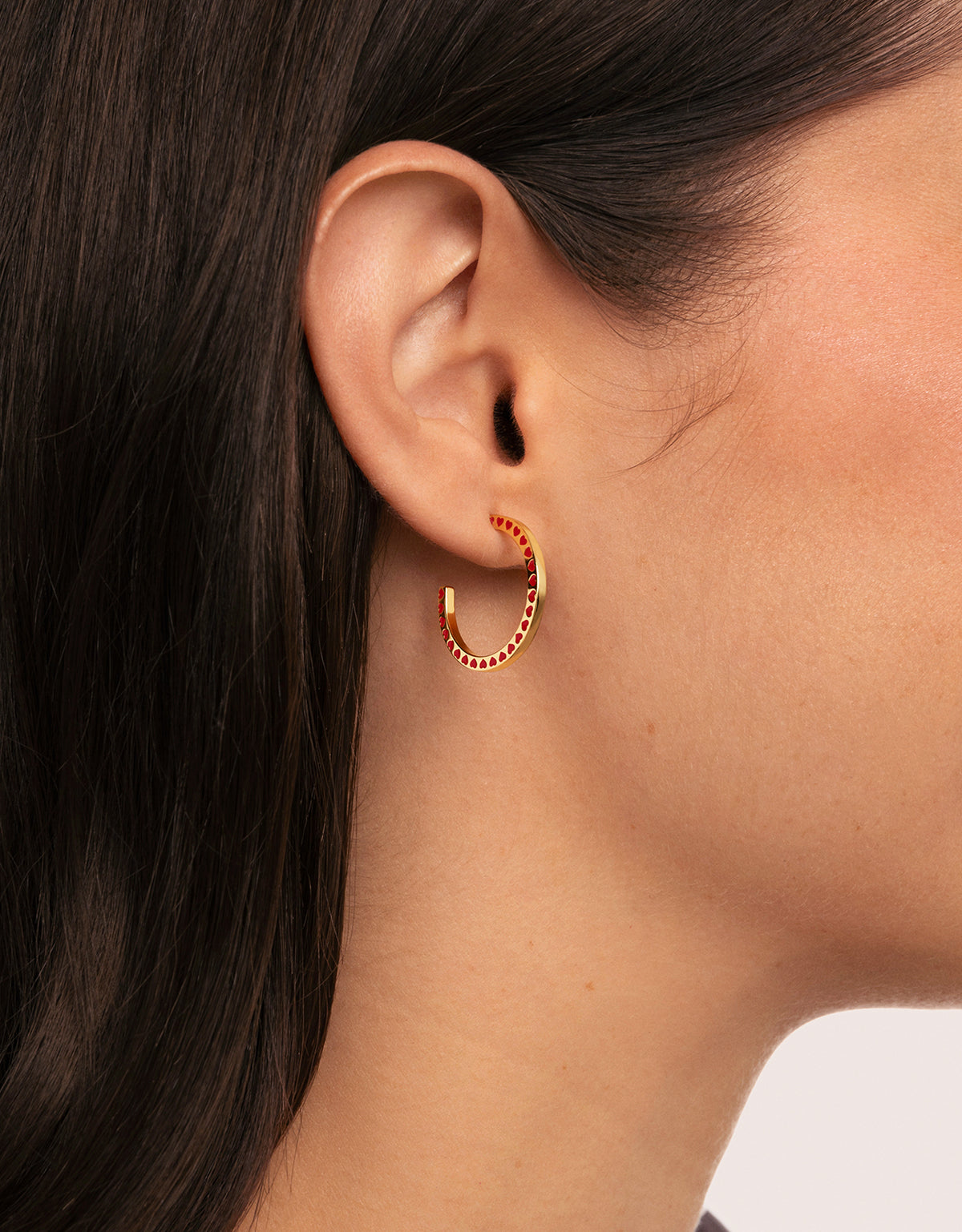 Amour Hoops Gold  - puesto en modelo