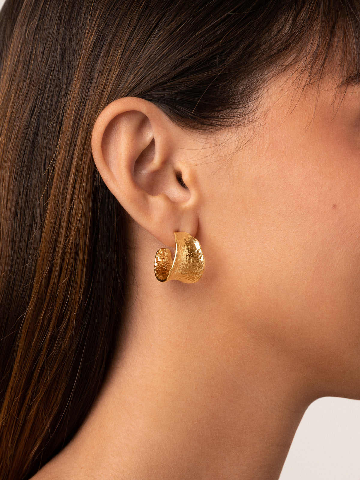 Boho Steel Gold-Plated Earrings - puesto en modelo