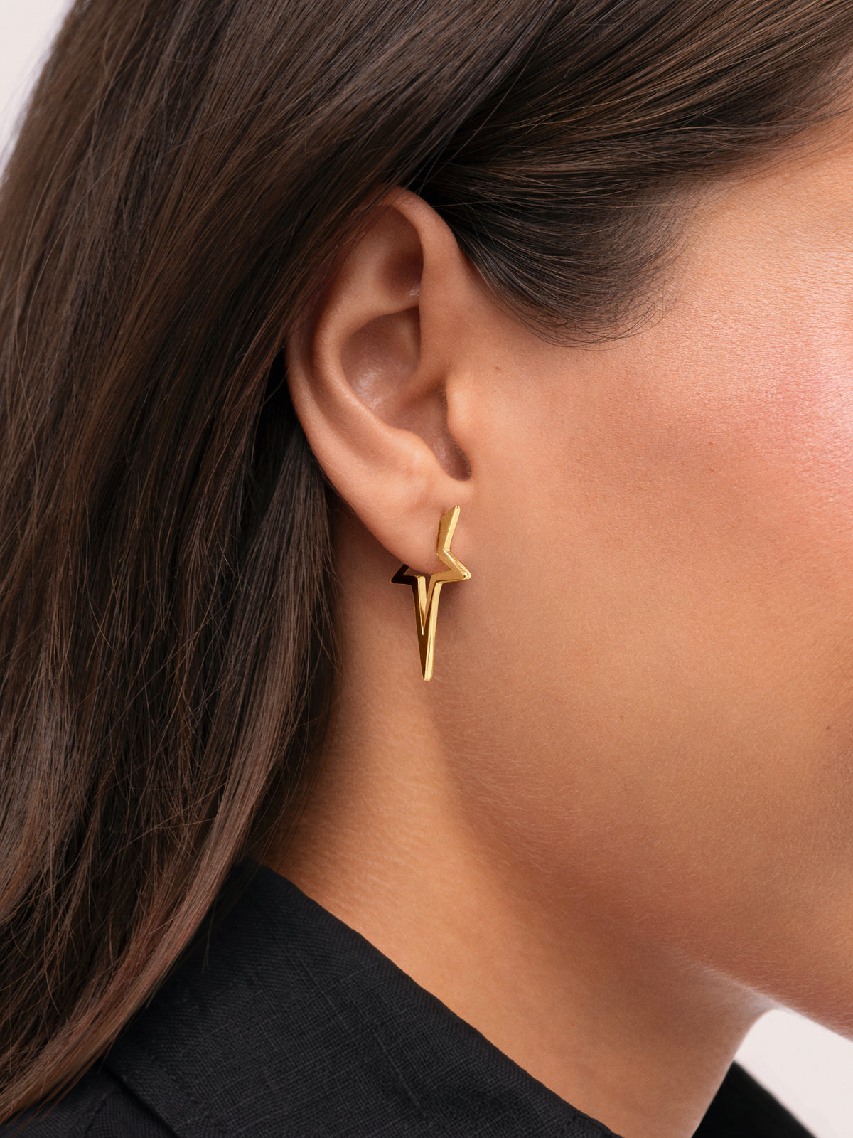 Star Punk Steel Gold Plated Earrings - puesto en modelo