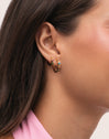 Leonor Gold-Plated Single Hoop Earring - puesto en modelo