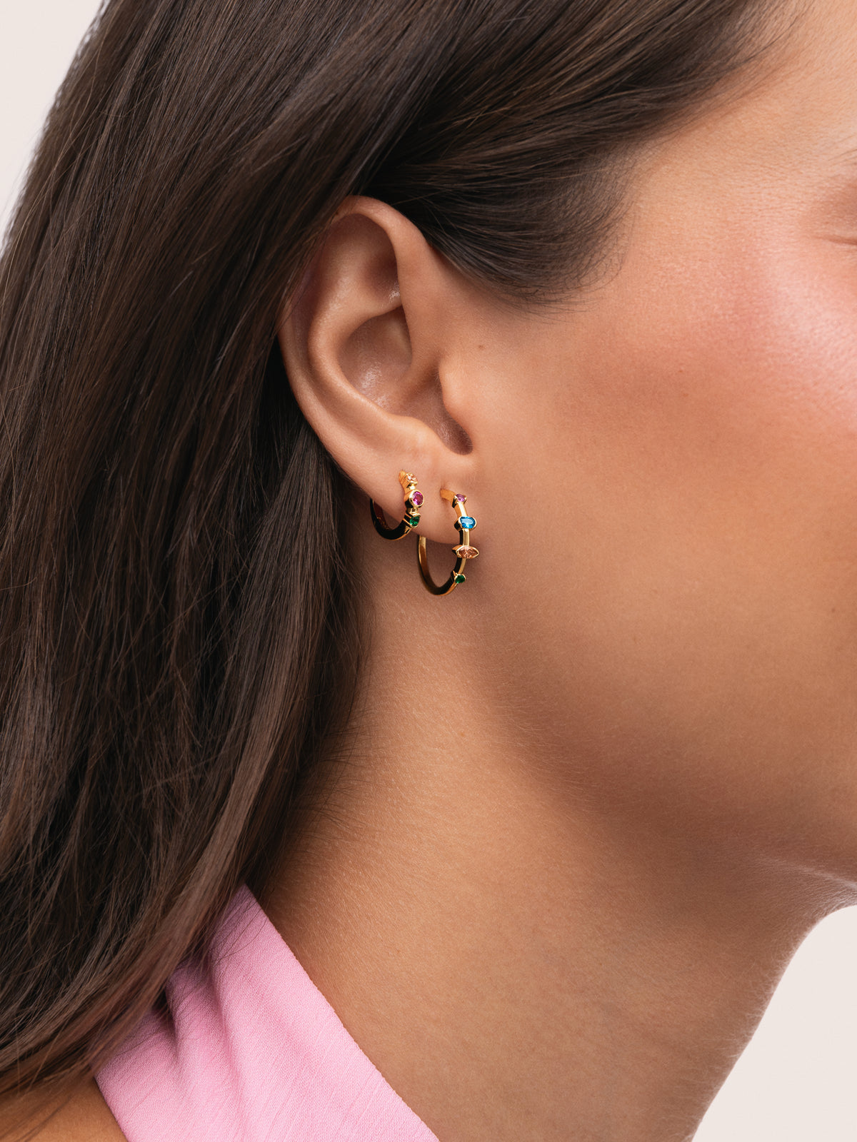 Leonor Gold-Plated Single Hoop Earring - puesto en modelo