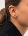 Single Earring Cat Black Gold Plated - puesto en modelo