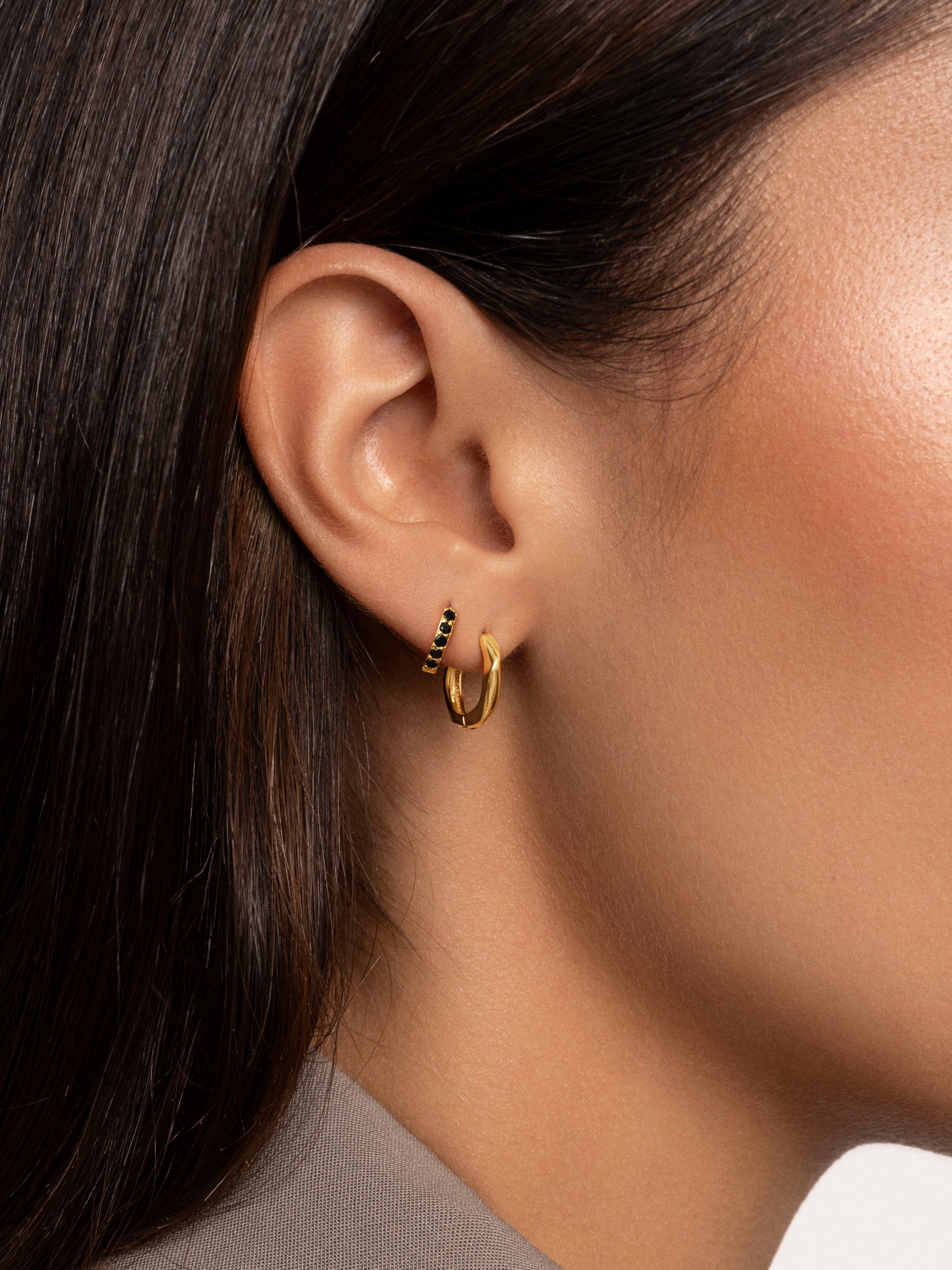 Single Hoop Earring Cleo M Black Gold Plated