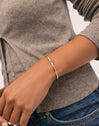 Alma Kyanite Gold-Plated Cuff Bracelet - puesto en modelo