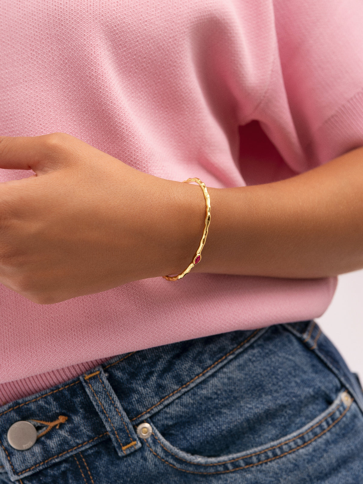 Alma Rose Gold-Plated Cuff Bracelet - puesto en modelo