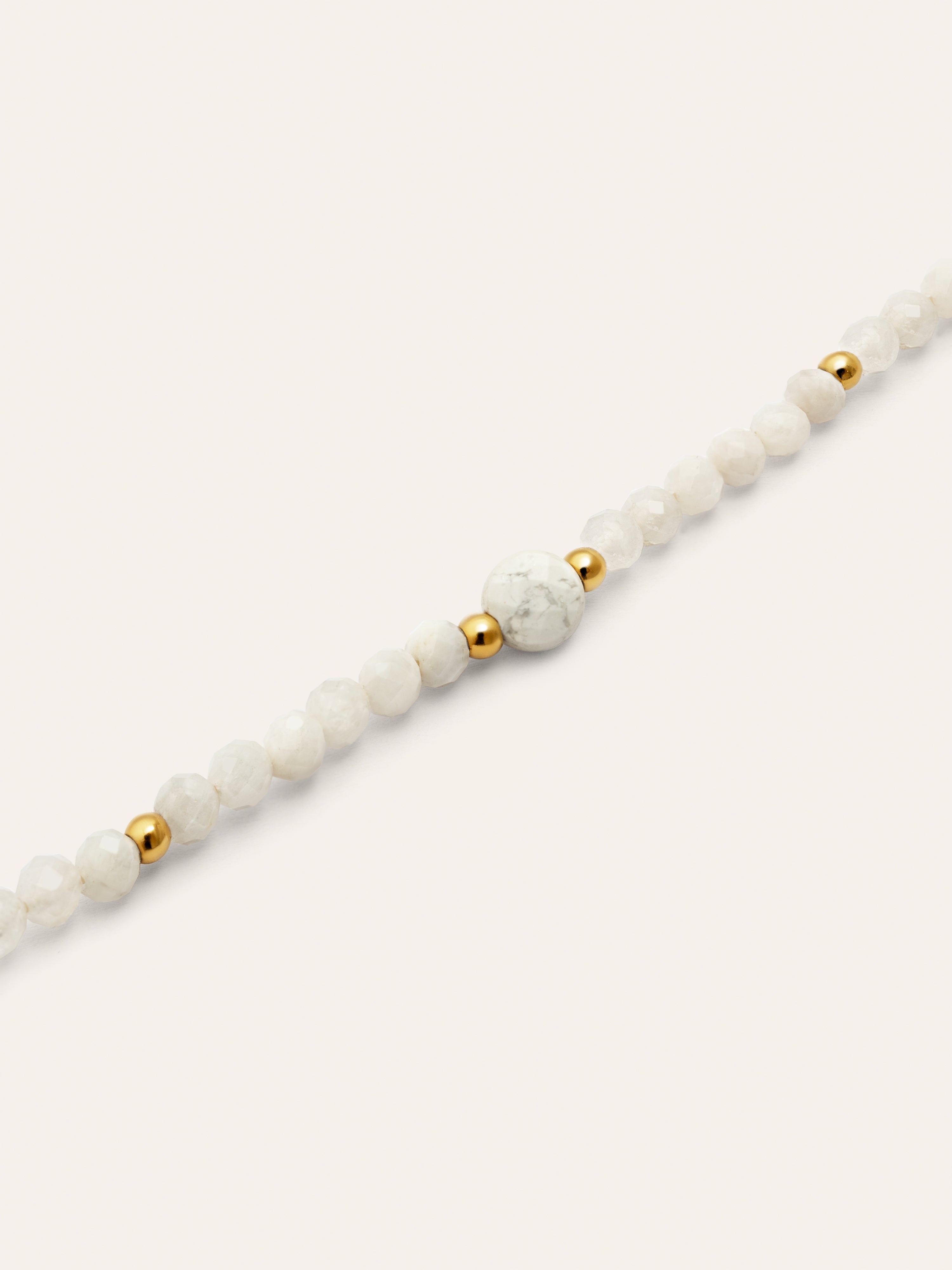 Pulsera Amulet Howlita Blanca Acero Baño Oro