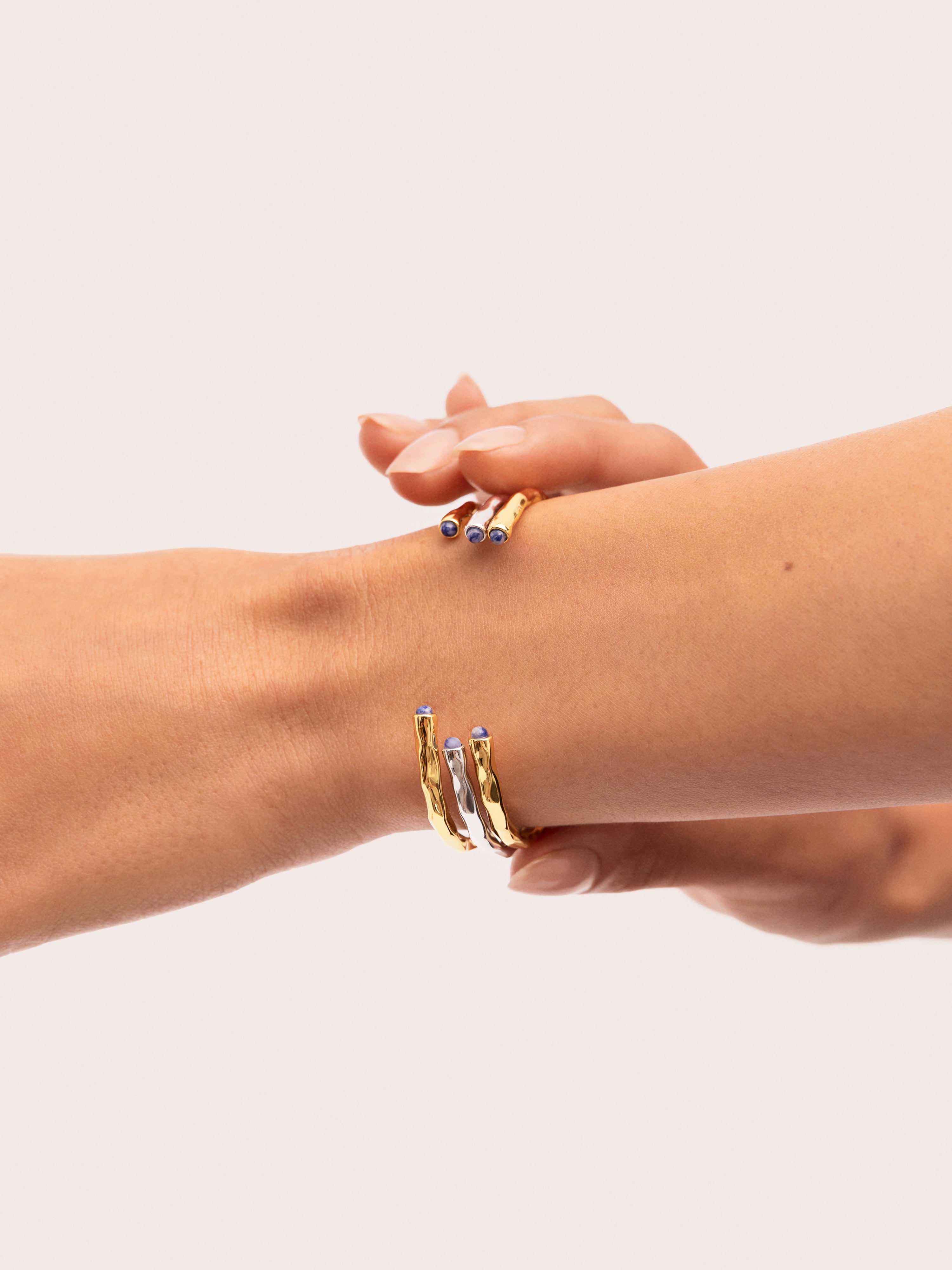 Brazalete Cane Cianita Baño Oro