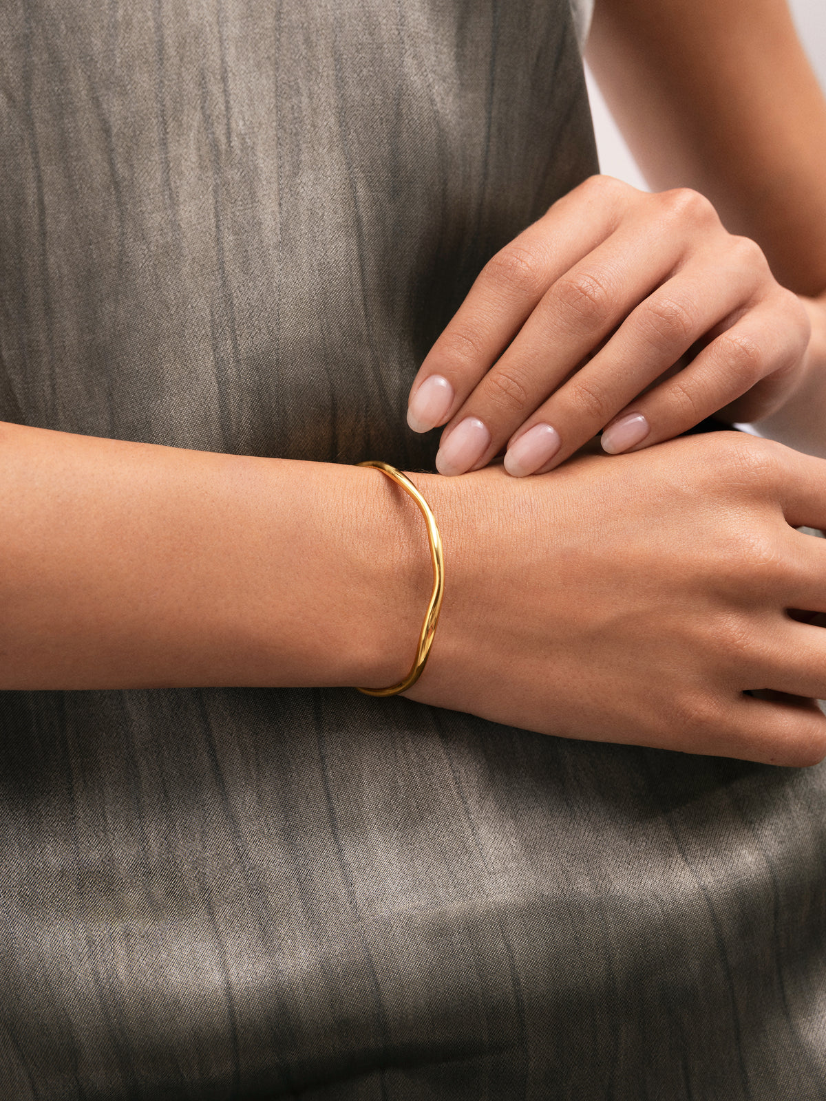 Dane Steel Gold-Plated Cuff Bracelet - puesto en modelo