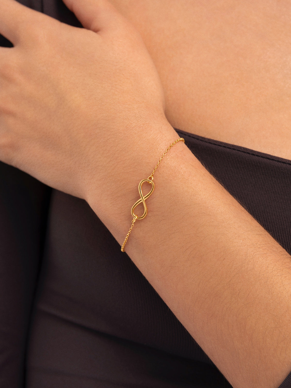 Pulsera Infinito Acero Baño Oro - puesto en modelo