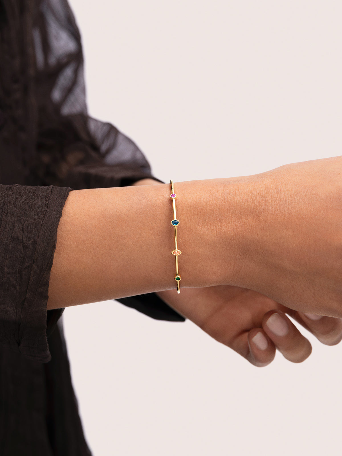 Brazalete Leonor Baño Oro - puesto en modelo