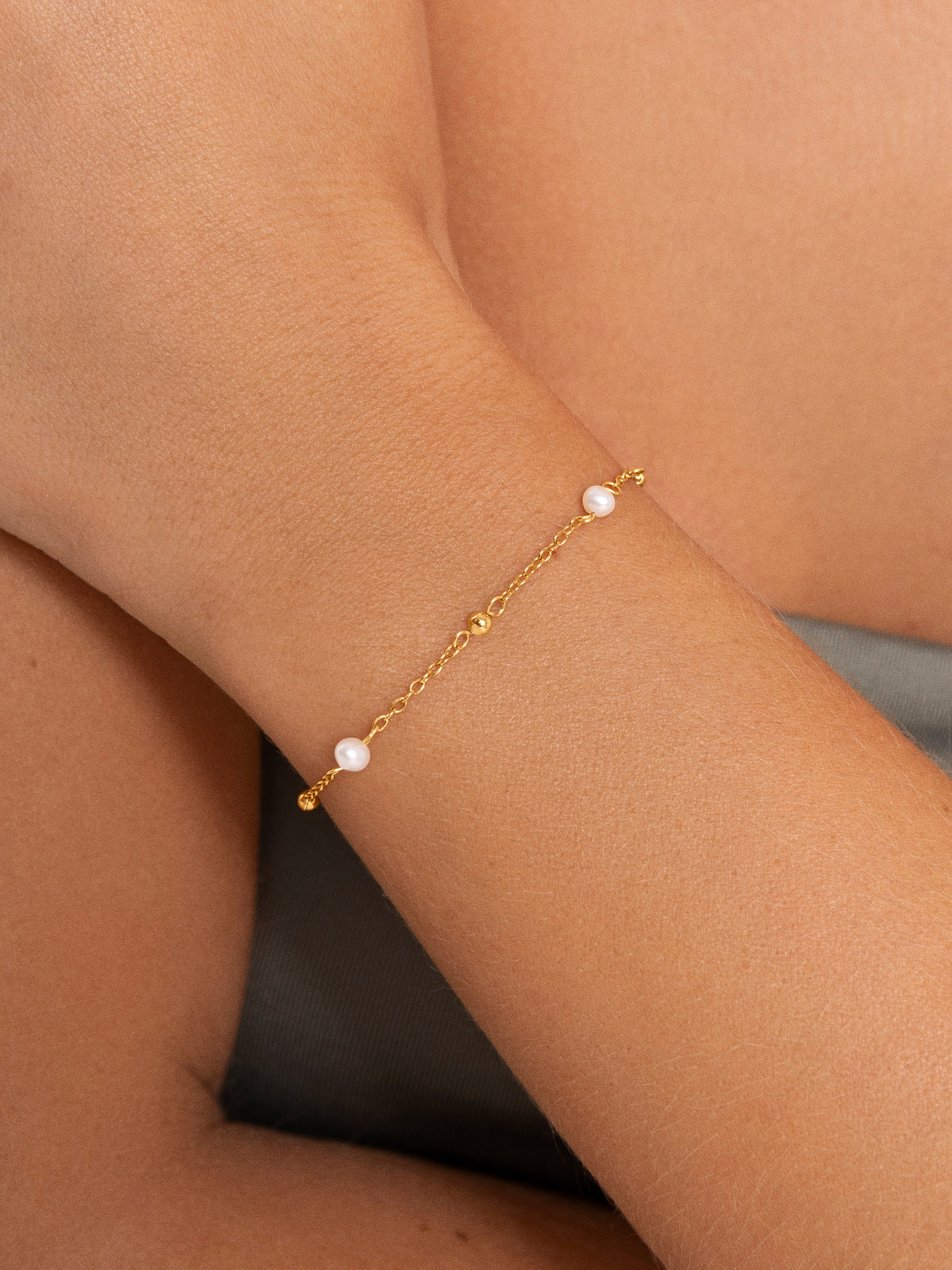 Pulsera Bahia Pearls Acero Baño Oro - puesto en modelo