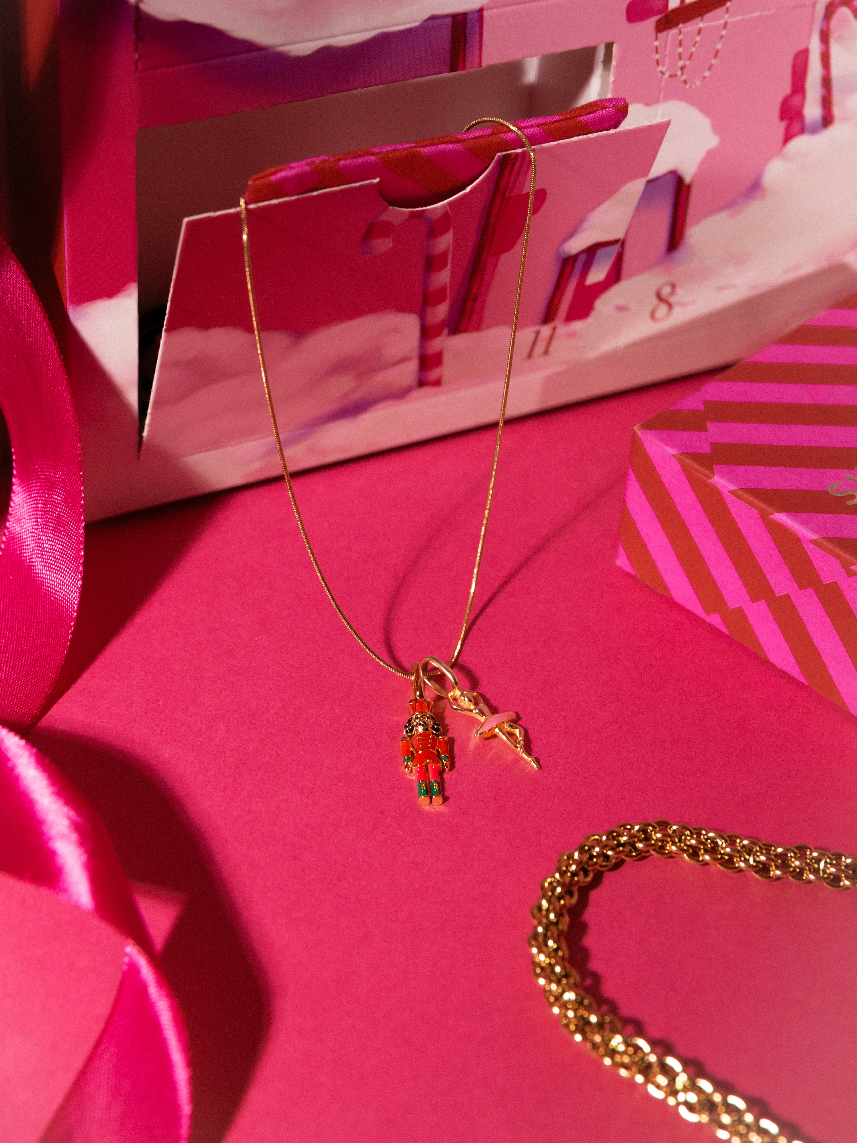 Charm Cascanueces Baño Oro