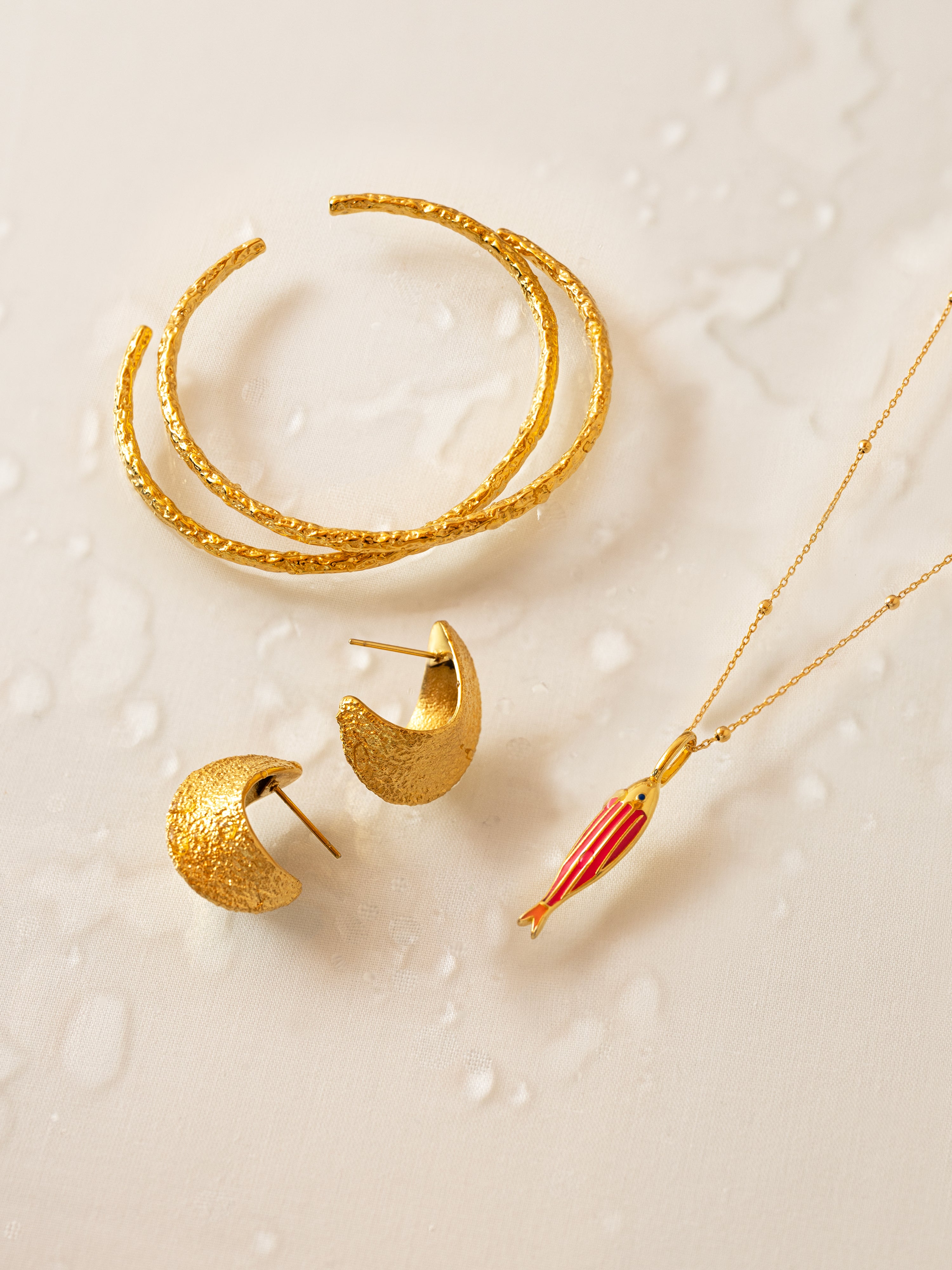 Charm Seaglow Fish Baño Oro