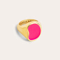 Anillo Signet Bean Neon Pink Enamel Oro