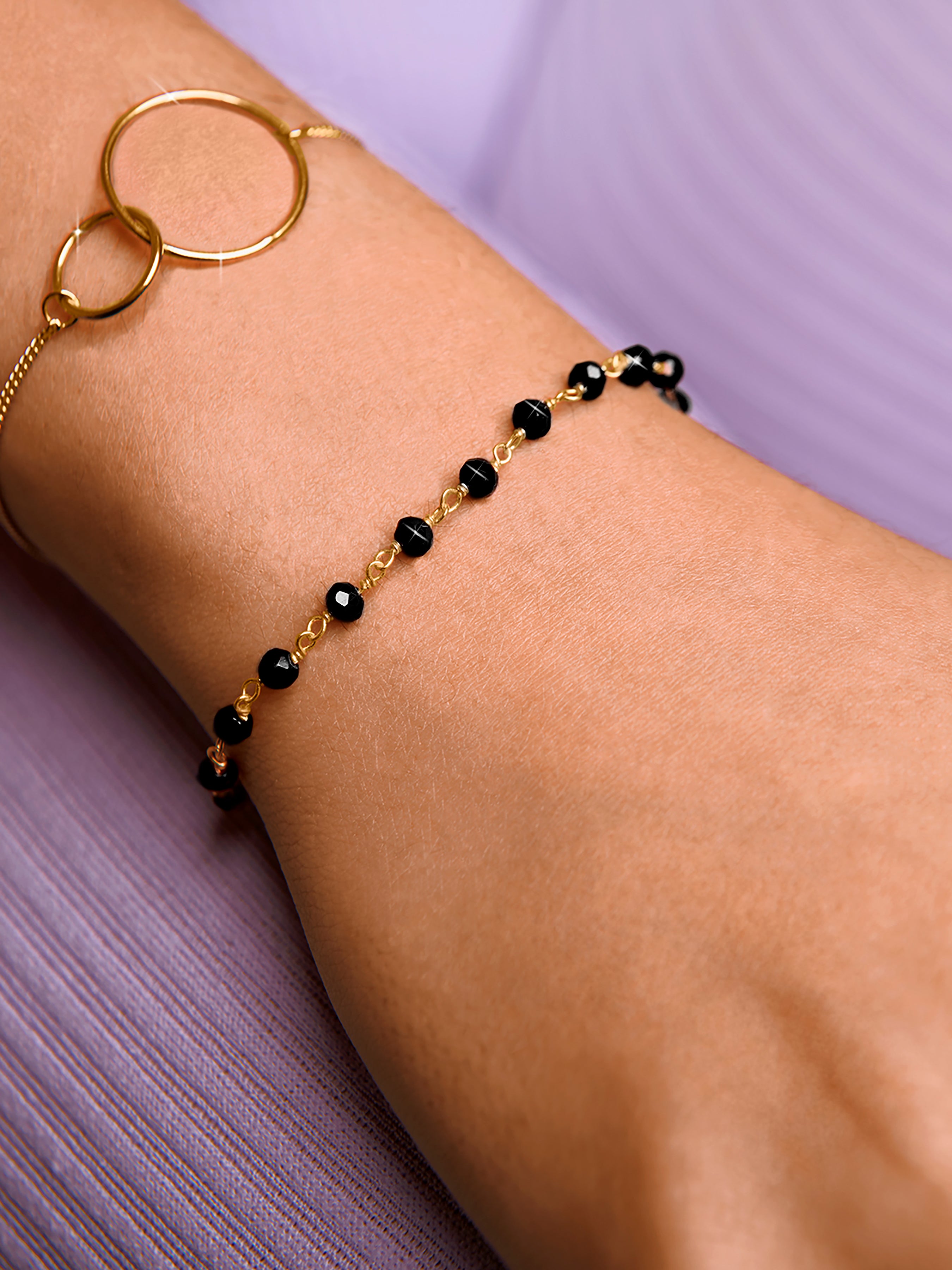 Pulsera Crystals Black Oro Puesta